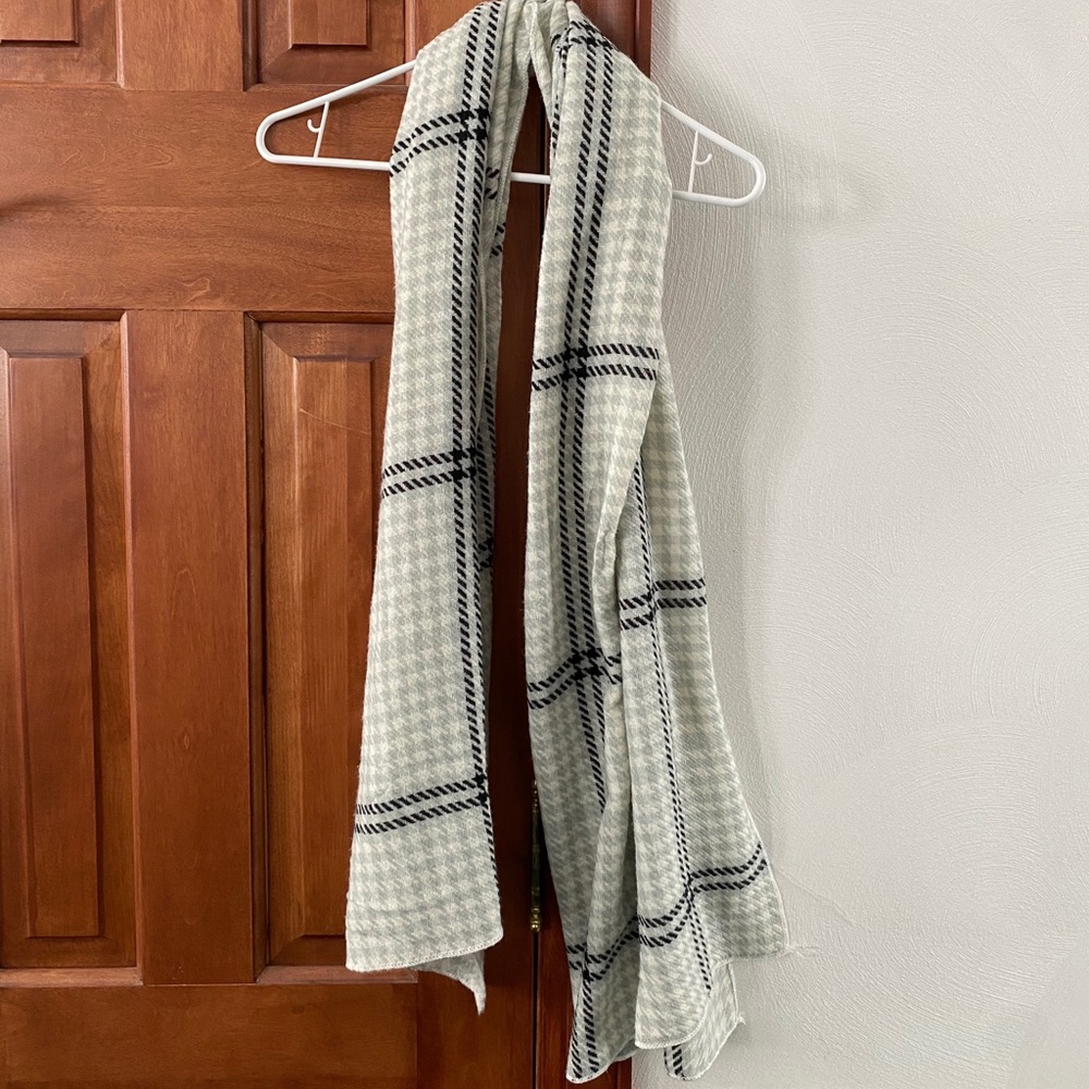 Patterned, houndstooth blanket scarf